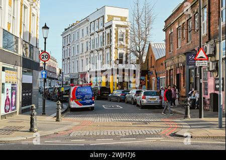 Earl's Court: Ein lebendiges Viertel, das Kultur, Küche und Gemeinschaft vereint. Entdecken Sie das Herz von Londons vielseitigem Charme. Stockfoto