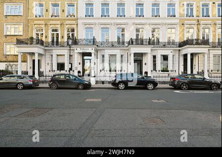 Earl's Court: Ein lebendiges Viertel, das Kultur, Küche und Gemeinschaft vereint. Entdecken Sie das Herz von Londons vielseitigem Charme. Stockfoto