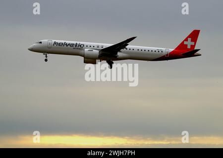 REKORDDATUM NICHT ANGEGEBEN Flugzeuglandung in Kloten: Helvetic s Embraer E195-E2. HB-AZL - ein Embraer E195-E2 der Schweizer Fluggesellschaft Helvetic Airways nähert sich dem Flughafen Kloten in seiner blau-weißen Lackierung an. Das Flugzeug mit seinen schlanken, modernen Linien ist ein Beispiel für modernste Luftfahrttechnologie. Der Embraer E195-E2 bietet Platz für bis zu 134 Passagiere und bietet ein hohes Maß an Komfort und Leistung. Trivia: Der Embraer E195-E2 ist einer der effizientesten Regionaljets der Welt mit niedrigem Kraftstoffverbrauch und minimaler Geräuschbelastung. Copyright: XSergioxBrunettix Stockfoto