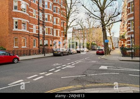 Earl's Court: Ein lebendiges Viertel, das Kultur, Küche und Gemeinschaft vereint. Entdecken Sie das Herz von Londons vielseitigem Charme. Stockfoto