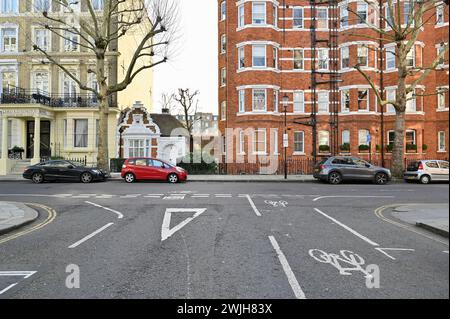 Earl's Court: Ein lebendiges Viertel, das Kultur, Küche und Gemeinschaft vereint. Entdecken Sie das Herz von Londons vielseitigem Charme. Stockfoto