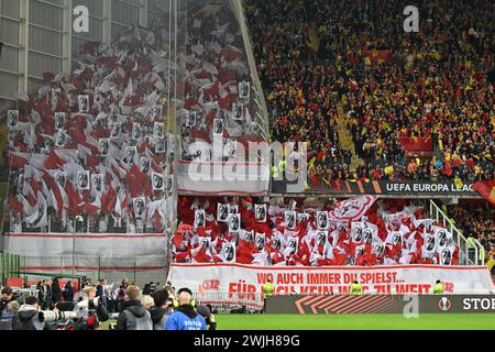 Linse, Frankreich. Februar 2024. Fans und Fans Freiburgs zeigten sich beim Play-off der UEFA Europa League in der Saison 2023-2024 zwischen Racing Club de Lens und SC Freiburg am 15. Februar 2024 in Lens, Frankreich. (Foto: David Catry/Isosport) Credit: Sportpix/Alamy Live News Stockfoto