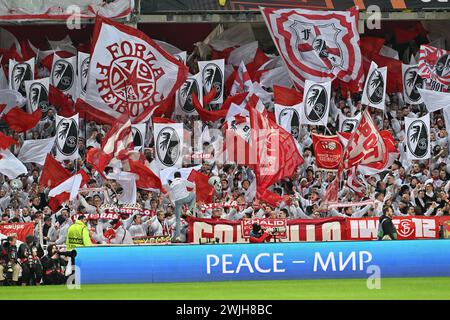 Linse, Frankreich. Februar 2024. Fans und Fans Freiburgs zeigten sich beim Play-off der UEFA Europa League in der Saison 2023-2024 zwischen Racing Club de Lens und SC Freiburg am 15. Februar 2024 in Lens, Frankreich. (Foto: David Catry/Isosport) Credit: Sportpix/Alamy Live News Stockfoto