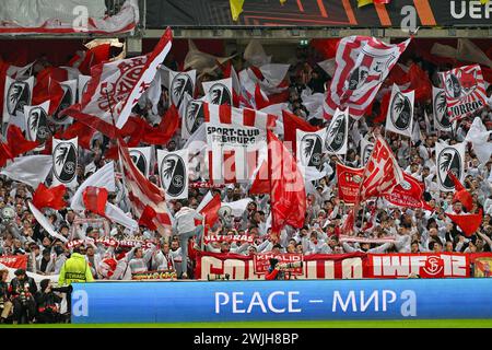 Linse, Frankreich. Februar 2024. Fans und Fans Freiburgs zeigten sich beim Play-off der UEFA Europa League in der Saison 2023-2024 zwischen Racing Club de Lens und SC Freiburg am 15. Februar 2024 in Lens, Frankreich. (Foto: David Catry/Isosport) Credit: Sportpix/Alamy Live News Stockfoto