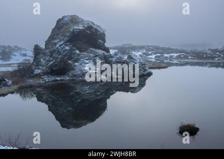 Abend am See. Spätes Tageslicht, Nebel und regnerisches Wetter ließen die Fotos einfarbig mit einem Blauton erscheinen. Details zu den kleinen Vulkaninseln A Stockfoto