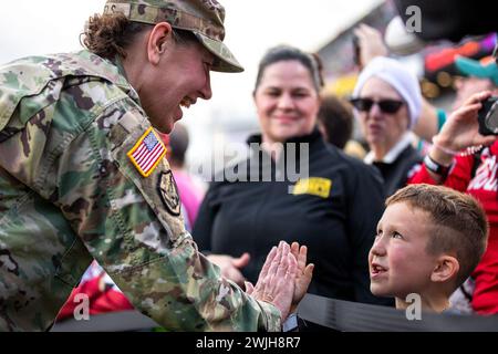 Orlando, Florida, USA. Februar 2024. General Jody Daniels, Chef der Army Reserve, begrüßt die Fans am Rande des Feldes während des NFL Pro Bowl in Orlando, Florida, 4. Februar 2024. Die NFL bedankte sich bei der ersten Frau, die die Oberin der Army Reserve wurde, für ihre 40 Jahre Dienst und ihre fortgesetzte Unterstützung. (Kreditbild: © U.S. Army/ZUMA Press Wire) NUR REDAKTIONELLE VERWENDUNG! Nicht für kommerzielle ZWECKE! Stockfoto