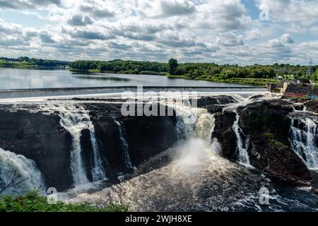 Chaudière Falls ist ein 35 Meter hoher Wasserfall in Lévis, Quebec entlang des Flusses Chaudière. Es ist Teil des regionalen Parc des chutes-de-la-Chaudière Stockfoto