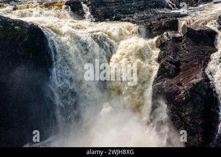 Chaudière Falls ist ein 35 Meter hoher Wasserfall in Lévis, Quebec entlang des Flusses Chaudière. Es ist Teil des regionalen Parc des chutes-de-la-Chaudière Stockfoto