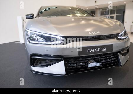 Neue graue elektrische Crossover Kia EV6 GT im Showroom, südkoreanischer Automobilhersteller, neueste Technologien in der Automobilindustrie, umweltverträglich Stockfoto