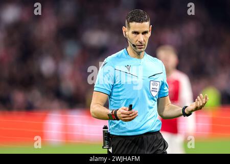 Amsterdam, Niederlande. Februar 2024. AMSTERDAM, NIEDERLANDE - 15. FEBRUAR: Schiedsrichter Antonio Nobre gibt während des Play-offs-Spiels der UEFA Europa Conference League zwischen Ajax und FK Bodo/Glimt am 15. Februar 2024 in der Johan Cruijff Arena in Amsterdam, Niederlande. (Foto von Peter Lous/Orange Pictures) Credit: Orange Pics BV/Alamy Live News Stockfoto