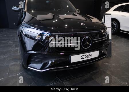 Neues schwarzes Mercedes EQB Elektro-SUV 4MATIC im Ausstellungsraum, EV Contemporary Europe, technologische Fortschritte in der Automobilindustrie, Umweltbelange Stockfoto