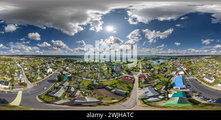 360 Grad Panorama Ansicht von hdri 360 Panoramablick aus großer Höhe auf Gebäude, Kirchen und Marktplatz der Provinzstadt in gleicheckiger, nahtloser Sphäre