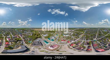 360 Grad Panorama Ansicht von hdri 360 Panoramablick aus großer Höhe auf Gebäude, Kirchen und Marktplatz der Provinzstadt in gleicheckiger, nahtloser Sphäre