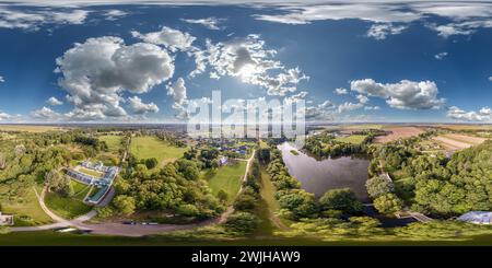 360 Grad Panorama Ansicht von hdri 360 Panoramablick aus großer Höhe auf Gebäude, Kirchen und Marktplatz der Provinzstadt in gleicheckiger, nahtloser Sphäre