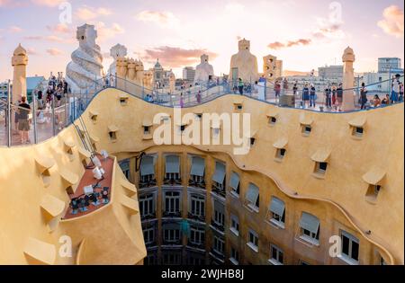 Casa Milà, Dach La Pedrera, Touristen auf dem Dach, Schornsteine und Lüftungsschlitze auf der Außenterrasse, Sonnenuntergang, moderne Architektur von Antoni Gaudí, Barcelona Spanien Stockfoto