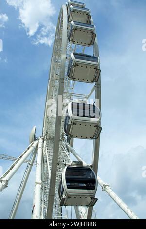 Die abstrakte Ansicht eines hohen Aussichtsrades mit bewölktem Himmel im Hintergrund in der Danziger Altstadt (Polen). Stockfoto