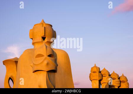 Casa Milà, La Pedrera, Außendetails von Dachschornsteinen und Lüftungsschlitzen bei Sonnenuntergang, moderne Architektur von Antoni Gaudí, Barcelona, Spanien Stockfoto