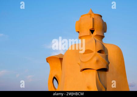 Casa Milà, La Pedrera, Außendetails von Dachschornsteinen und Lüftungsschlitzen bei Sonnenuntergang, moderne Architektur von Antoni Gaudí, Barcelona, Spanien Stockfoto