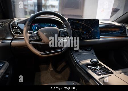 Lenkrad, Display, Innenraum, Cockpit BYD Atto 3 Elektroauto, digitales Panel, EV-Technologie in der Automobilindustrie, Fließheck chinesische Fertigung Stockfoto