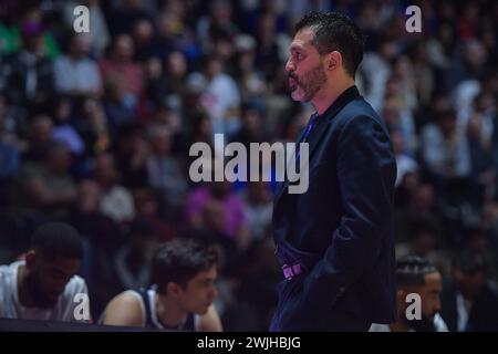 Torino, Italien. Februar 2024. Germani Brescia Alessandro Magro im Viertelfinale des Frecciarossa Final Acht Basket zwischen Germani Brescia und Generazione Vincente Napoli Basket in Turin Norditalien - Donnerstag, 15. FEBRUAR 2024. Sport - Basket (Foto: Marco Alpozzi/Lapresse) - Generazione Vincente Napoli Basket Credit: LaPresse/Alamy Live News Stockfoto