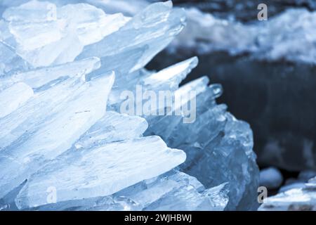 Eissplitter-Makrofoto mit selektivem Weichfokus und unscharfem blauem Hintergrund Stockfoto