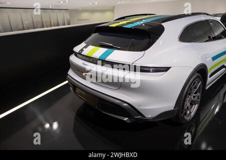 Weißer Porsche Taycan 4S Cross Turismo EV Rückansicht, Batterie-Elektroauto im Ausstellungskomplex Museum Porsche, Geschichte und Innovation Automotive indus Stockfoto