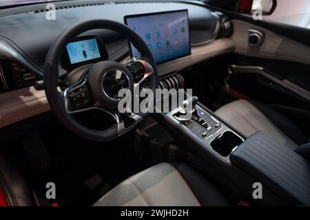 Lenkrad, Display, Innenraum, Cockpit BYD Atto 3 Elektroauto, digitales Panel, EV-Technologie in der Automobilindustrie, Fließheck chinesische Fertigung Stockfoto