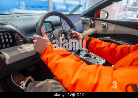 Männliche Hände am Lenkrad, Innenraum, Cockpit des BYD ATTO 3 Autos in Studio, Probefahrt, Elektrofahrzeug chinesischer BYD Hersteller, Automobilbranche Stockfoto