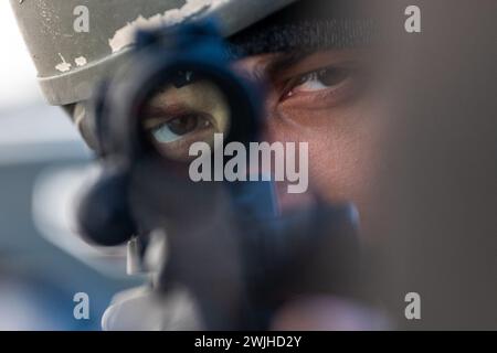 29. Januar 2024 - Kunsan Air Base, Südkorea - Staff Sgt. John Hauck, 8th Logistics Readiness Squadron, Unteroffizier für die Wartung von Kundenfahrzeugen, zielt auf einen Bereich ab, während er während der Übung Beverly Midnight 24-1 auf der Kunsan Air Base, Südkorea, im Januar eine Defensive Position innehatte. 29, 2024. Die 8th LRS Airmen wurden beauftragt, ihre Infrastruktur zu verteidigen, um Missionsunterbrechungen zu verhindern und die Fähigkeit der 8th Security Forces Squadron, die Basis zu verteidigen, zu ergänzen. (Foto: © U.S. Air Force/ZUMA Press Wire) EDITORIAL USA Stockfoto