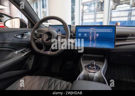 Lenkrad, Innenraum, Cockpit des Elektroautos BYD Seal 2024, chinesischer SUV-Hersteller, EV in Europa, umweltfreundliche Innovation in der Automobilindustrie Stockfoto