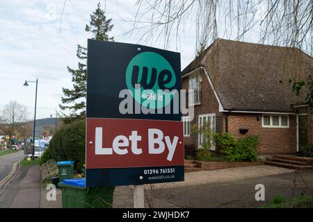 Wendover, Buckinghamshire, Großbritannien. Februar 2024. Ein Immobilienmakler Lassen Sie mit einem Schild vor einem Haus in Wendover. Für 2024 wird ein weiterer Anstieg der Hauspreise prognostiziert. Kredit: Maureen McLean/Alamy Stockfoto