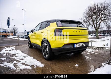 Göteborg, Schweden - 11. Februar 2024: Heck eines gelben Volvo EX30 Elektroautos Stockfoto