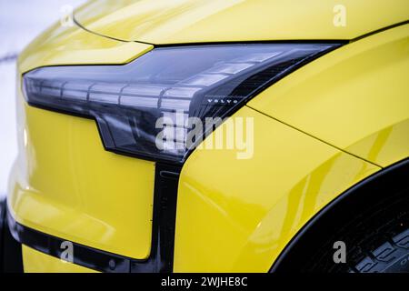 Göteborg, Schweden - 11. Februar 2024: Scheinwerfer eines gelben Volvo EX30 Elektroautos Stockfoto