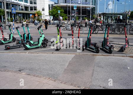 Göteborg, Schweden - 27. Mai 2023: Bunte Sammlung von Elektrorollern zum Verleih Stockfoto