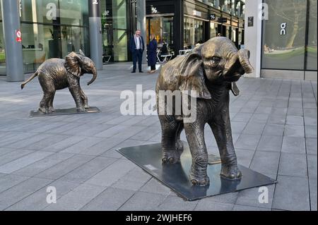 Spitalfields Market London: Die Bronze-Elefantenskulptur von Gillie und Marc macht das Bewusstsein für den Elefantenschutz wach und ehrt echte Waisen. Stockfoto