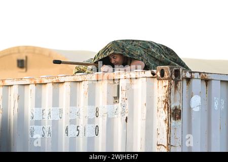 Camp Lemonnier, Dschibuti. Januar 2024. Alex de La Rosa, Ausbilder der mittleren Tiltrotor-Squadron 261, simuliert eine defensive Kampfposition während eines US Marine Corps Corporals Kurses in Camp Lemonnier, Djibouti, Januar. 22, 2024. Während des Kurses konnten die Teilnehmer das erlernte Wissen auf eine praktische Schulung anwenden, um einen Höhepunkt des gesamten Unterrichts zu üben. (Kreditbild: © U.S. Air Force/ZUMA Press Wire) NUR REDAKTIONELLE VERWENDUNG! Nicht für kommerzielle ZWECKE! Stockfoto