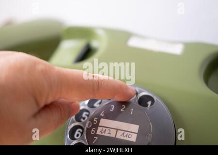 Handwahlnummer für Frauen, klassisches rotierendes Retro-Telefon, Verbindung mit Vergangenheit, analoge historische Kommunikation, Anrufe an die Hotline, psychologische Unterstützung Stockfoto