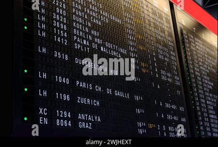 Flugabflüge Informationstafel am Flughafen in Deutschland, Frankfurt Ziele: Zürich, Paris, Düsseldorf, Konzeptverzögerung, Ankunftszeit Stockfoto