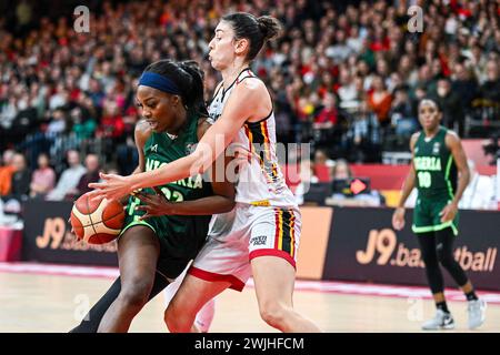 Antwerpen, Belgien. Februar 2024. Segen von Ejiofor aus Nigeria und Serena-Lynn Geldof aus Belgien während eines Basketballspiels zwischen den Frauen Belgiens und Nigerias beim FIBA Olympischen Qualifikationsturnier 2024 in Antwerpen am 11. Februar 2024 in Antwerpen. (Foto: Stijn Audooren/Isosport) Credit: Sportpix/Alamy Live News Stockfoto