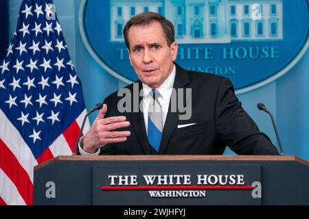 Washington, Vereinigte Staaten. Februar 2024. John Kirby, Koordinator des Nationalen Sicherheitsrats für strategische Kommunikation, spricht am Donnerstag, den 15. Februar 2024, beim Pressebriefing des Weißen Hauses in Washington, DC. Kredit: Ken Cedeno/Pool über CNP/dpa/Alamy Live News Stockfoto