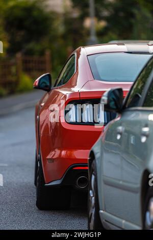 Göteborg, Schweden - 03. Oktober 2022: Orange Ford Mustang parkt auf einer Straße Stockfoto