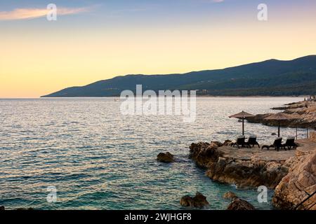 Fantastischer Strand von Rabac bei Sonnenuntergang, direkt südöstlich von Labin, in Istrien. Rabac ist ein kleiner Fischerhafen und hat sich in den letzten Jahren zu einem Ferienort entwickelt. C Stockfoto