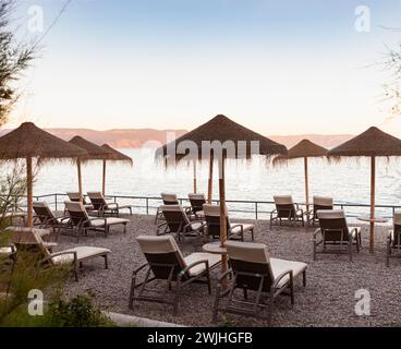 Strohschirme am Strand von Rabac, kroatischer Ferienort an der Kvarner Bucht, direkt südöstlich von Labin in Istrien. Lange ein kleiner Fischerhafen, Rabac Stockfoto