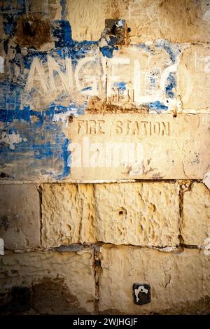 Grafitti auf einer hellblauen Mauer an einer Militäranlage aus dem Zweiten Weltkrieg, Mistra, Malta Stockfoto