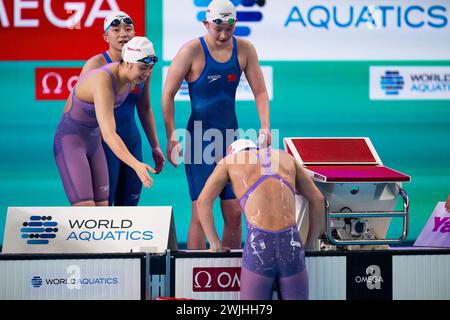 Doha, Katar. Februar 2024. Team Großbritannien, Team China reagiert auf die Goldmedaille im Finale der schwimmenden Frauen im 4x200 m Freistil-Staffel während der 21. Aquatikweltmeisterschaft im Aspire Dome in Doha (Katar) am 15. Februar 2024. Quelle: Insidefoto di andrea staccioli/Alamy Live News Stockfoto