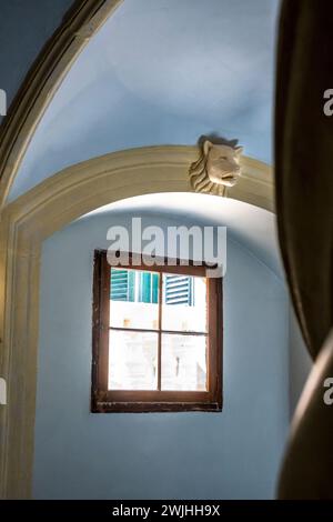 Mythologische Steinkreatur, die über einem Durchgang im Palast des Großmeisters in Valletta, Malta, gemeißelt wurde Stockfoto