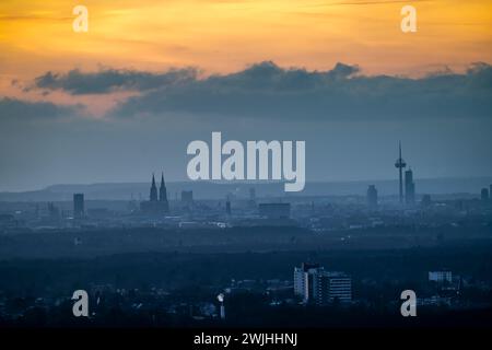 Die Skyline von Köln, von Osten gesehen, Kölner Bucht, Sonnenuntergang, NRW, Deutschland Stockfoto