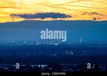 Die Skyline von Köln, von Osten gesehen, Kölner Bucht, Sonnenuntergang, NRW, Deutschland Stockfoto