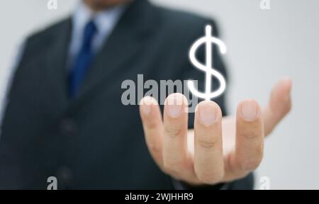 Dollarzeichen in der Hand eines Geschäftsmannes. Geschäftsidee macht Geld, erfolgreiche kreative Ideen für Unternehmer. Ein Mann hält eine Dollarfigur. Stockfoto