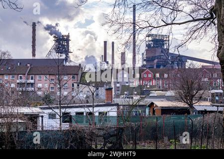 Hochofen Schwelgern, Wohngebäude in Duisburg-Marxloh, ThyssenKrupp Steel, Duisburg, NRW, Deutschland, Stockfoto